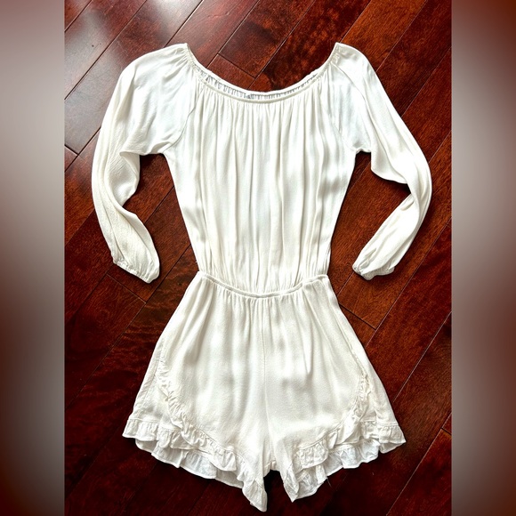 White crepe off the shoulder romper - Picture 1 of 3